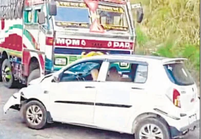 नेपाल में भीषण सड़क हादसा: ट्रक से टकराई भारतीय श्रद्धालुओं की कार, बाल-बाल बची 6 लोगों की जान