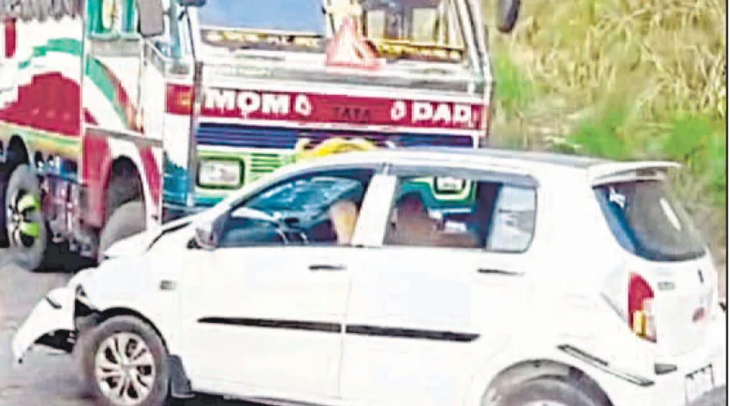 नेपाल में भीषण सड़क हादसा: ट्रक से टकराई भारतीय श्रद्धालुओं की कार, बाल-बाल बची 6 लोगों की जान