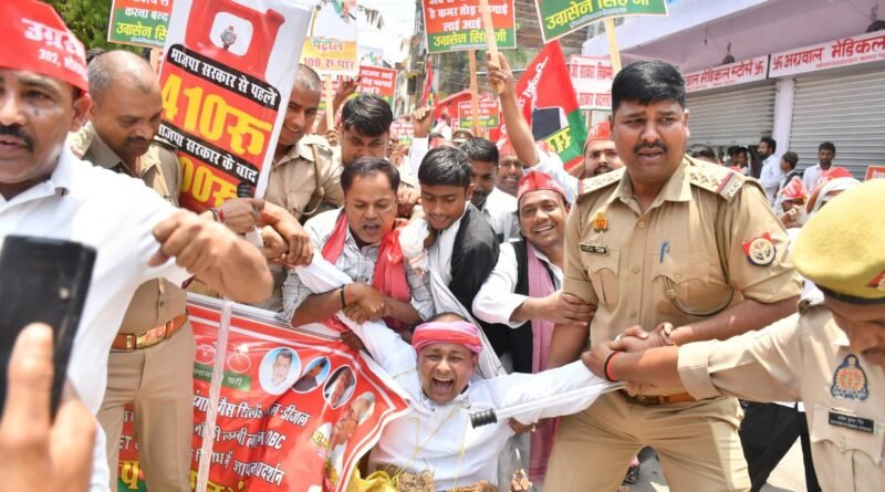 **शोहरतगढ़: सपा नेता उग्रसेन सिंह ने जनसमस्याओं को लेकर राज्यपाल के नाम सौंपा 13 सूत्रीय ज्ञापन, आंदोलन की चेतावनी** **शोहरतगढ़: सपा नेता उग्रसेन सिंह ने जनसमस्याओं को लेकर राज्यपाल के नाम सौंपा 13 सूत्रीय ज्ञापन, आंदोलन की चेतावनी**