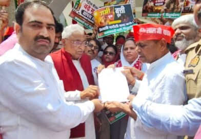 सिद्धार्थनगर: सपा ने राज्यपाल के नाम सौंपा 13 सूत्रीय ज्ञापन, कानून व्यवस्था और कमरतोड़ महंगाई को लेकर सरकार को घेरा सिद्धार्थनगर: सपा ने राज्यपाल के नाम सौंपा 13 सूत्रीय ज्ञापन, कानून व्यवस्था और कमरतोड़ महंगाई को लेकर सरकार को घेरा