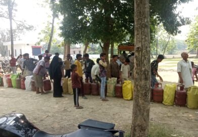 सिद्धार्थनगर: घरेलू गैस सिलेंडर की किल्लत से उपभोक्ता परेशान, घंटों लाइन में लगने के बाद भी खाली हाथ लौट रहे लोग