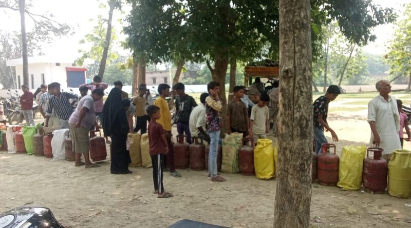 सिद्धार्थनगर: घरेलू गैस सिलेंडर की किल्लत से उपभोक्ता परेशान, घंटों लाइन में लगने के बाद भी खाली हाथ लौट रहे लोग
