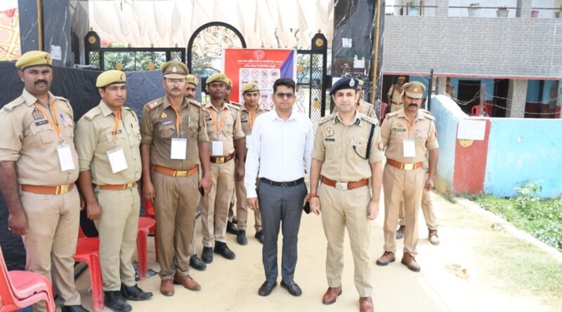 सिद्धार्थनगर: पुलिस भर्ती परीक्षा को लेकर प्रशासन अलर्ट, डीएम और एसपी ने परीक्षा केंद्रों का किया औचक निरीक्षण