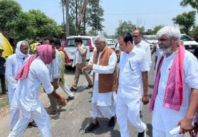 नेता प्रतिपक्ष माता प्रसाद पांडेय ने शोहरतगढ़ हादसे के पीड़ित परिवार से मिलकर व्यक्त की शोक संवेदना, प्रशासन के ढुलमुल रवैये पर उठाए सवाल