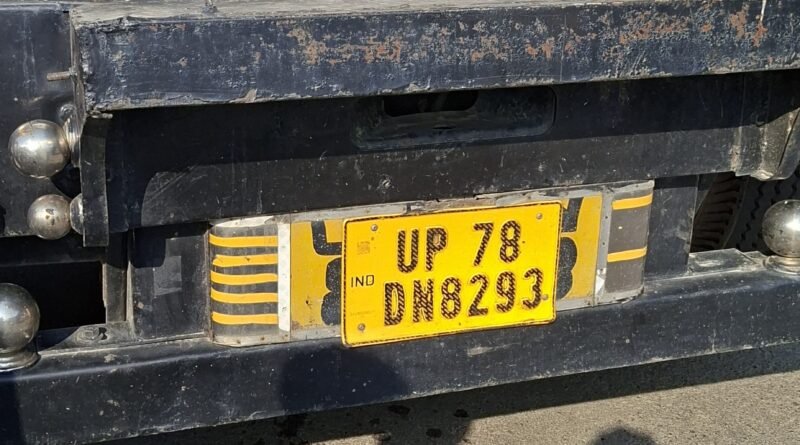 सिद्धार्थनगर में दर्दनाक हादसा: जिला न्यायालय गेट के सामने ट्रेलर ने बाइक सवार को कुचला, मौके पर ही मौत सिद्धार्थनगर में दर्दनाक हादसा: जिला न्यायालय गेट के सामने ट्रेलर ने बाइक सवार को कुचला, मौके पर ही मौत