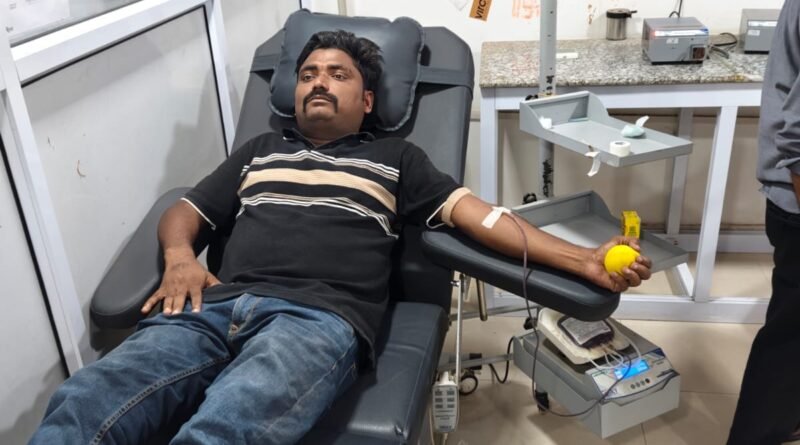 मानवता की अनूठी मिसाल: चंदा मांग रही लाचार मां के लिए देवदूत बने समाजसेवी मनीष सिंह, खुद रक्तदान कर बढ़ाया मदद का हाथ मानवता की अनूठी मिसाल: चंदा मांग रही लाचार मां के लिए देवदूत बने समाजसेवी मनीष सिंह, खुद रक्तदान कर बढ़ाया मदद का हाथ