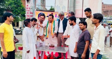 सिद्धार्थनगर: जननायक राहुल गांधी के जन्मदिन पर कांग्रेसियों ने किया फल वितरण, आतिशबाजी के साथ मनाया जश्न**