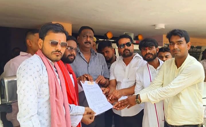 भरत भूषण तिवारी कथित एनकाउंटर मामला: न्याय की मांग को लेकर सिद्धार्थनगर में जिलाधिकारी को सौंपा ज्ञापन, CBI जांच की उठी मांग भरत भूषण तिवारी कथित एनकाउंटर मामला: न्याय की मांग को लेकर सिद्धार्थनगर में जिलाधिकारी को सौंपा ज्ञापन, CBI जांच की उठी मांग