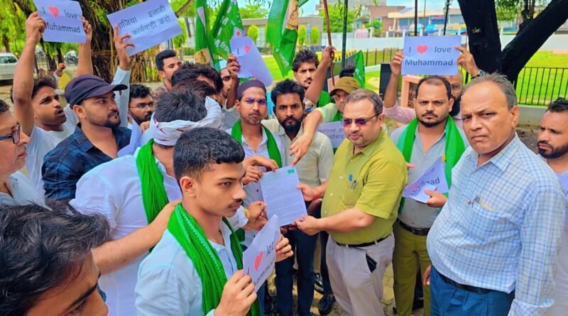 पैगंबर साहब पर आपत्तिजनक टिप्पणी का मामला: AIMIM ने राष्ट्रपति के नाम तहसीलदार को सौंपा ज्ञापन, कठोर कार्रवाई की मांग ## सिद्धार्थनगर में मजलिस का विरोध प्रदर्शन, नाज़िया इलाही खान के खिलाफ विधिक कार्रवाई हेतु अड़े कार्यकर्ता