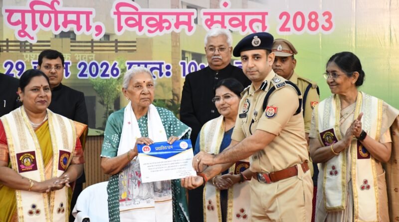 सिद्धार्थ विश्वविद्यालय का दशम् दीक्षान्त समारोह: महामहिम राज्यपाल आनन्दी बेन पटेल ने मेधावियों को सौंपे पदक, कहा- “बेटियां रच रही हैं नया इतिहास”