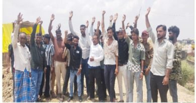 # **बढ़नी: क्षतिग्रस्त सड़क को लेकर ग्रामीणों का फूटा गुस्सा, निर्माण कार्य रोककर किया जोरदार प्रदर्शन** # **बढ़नी: क्षतिग्रस्त सड़क को लेकर ग्रामीणों का फूटा गुस्सा, निर्माण कार्य रोककर किया जोरदार प्रदर्शन**