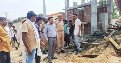 बिग ब्रेकिंग सिद्धार्थनगर में भ्रष्टाचार की भेंट चढ़ा निर्माण कार्य: बिना आंधी-पानी भरभराकर गिरा मछली मंडी का गेट, मलबे में दबने से एक मजदूर की मौत, 6 घायल