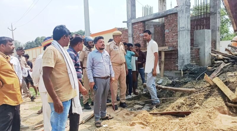 बिग ब्रेकिंग सिद्धार्थनगर में भ्रष्टाचार की भेंट चढ़ा निर्माण कार्य: बिना आंधी-पानी भरभराकर गिरा मछली मंडी का गेट, मलबे में दबने से एक मजदूर की मौत, 6 घायल