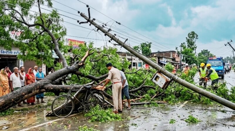 मौसम का कहर: सिद्धार्थनगर में आंधी-पानी से भारी तबाही, पेड़ के नीचे दबकर महिला की मौत, बिजली सप्लाई ठप