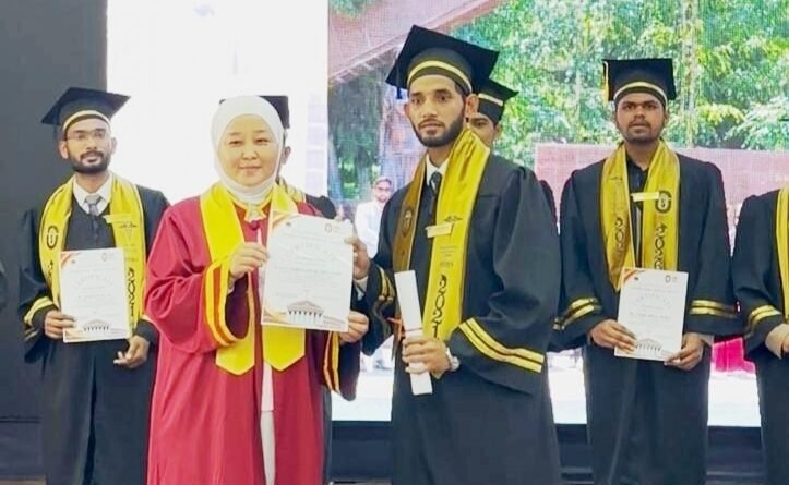 विदेश से MBBS की डिग्री लेकर लौटे डॉ. मोहम्मद काजिम खान; सिद्धार्थनगर के बगहवा गांव में जश्न का माहौल, बधाइयों का तांता विदेश से MBBS की डिग्री लेकर लौटे डॉ. मोहम्मद काजिम खान; सिद्धार्थनगर के बगहवा गांव में जश्न का माहौल, बधाइयों का तांता