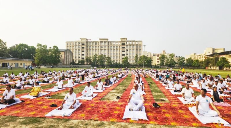 सिद्धार्थनगर: ‘स्वस्थ आयु के लिए योग’ थीम के साथ मनाया गया 12वां अंतर्राष्ट्रीय योग दिवस, जिला स्टेडियम में उमड़ा जनसैलाब सिद्धार्थनगर: ‘स्वस्थ आयु के लिए योग’ थीम के साथ मनाया गया 12वां अंतर्राष्ट्रीय योग दिवस, जिला स्टेडियम में उमड़ा जनसैलाब