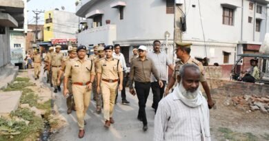 मोहर्रम को लेकर सिद्धार्थनगर में सुरक्षा सख्त: जिलाधिकारी और एसपी ने भारी पुलिस बल के साथ हल्लौर में किया पैदल फ्लैग मार्च