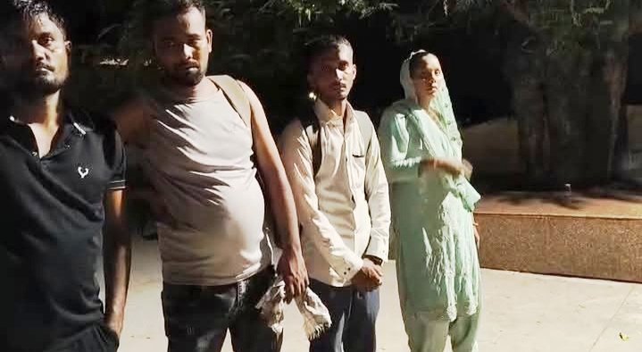 फर्जी रेल टिकट रैकेट का भंडाफोड़: आधार कार्ड और QR कोड एडिट कर यात्रा कर रहे 4 यात्री गिरफ्तार, मुंबई का जालसाज मास्टरमाइंड फर्जी रेल टिकट रैकेट का भंडाफोड़: आधार कार्ड और QR कोड एडिट कर यात्रा कर रहे 4 यात्री गिरफ्तार, मुंबई का जालसाज मास्टरमाइंड