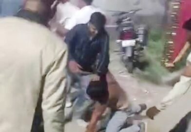 सिद्धार्थनगर: शादी में ‘डीजे और दावत’ पर बवाल, घराती और बारातियों के बीच जमकर चले लात-घूंसे, वीडियो वायरल सिद्धार्थनगर: शादी में ‘डीजे और दावत’ पर बवाल, घराती और बारातियों के बीच जमकर चले लात-घूंसे, वीडियो वायरल