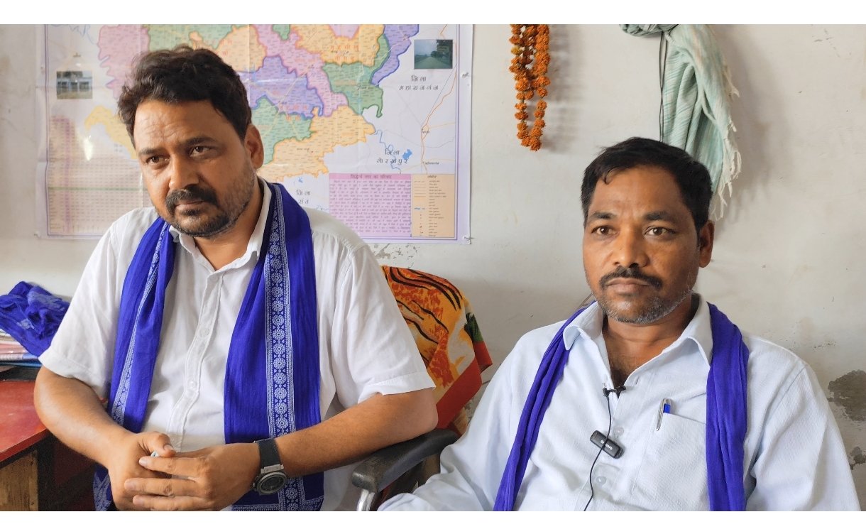 foto mein dahini taraf jiladhyaksh rajendra bharti