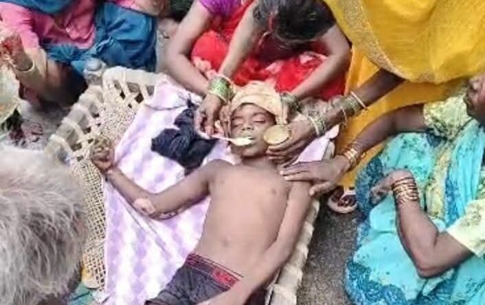 # 🔴 **प्राइम टाइम स्पेशल:** सिस्टम की लापरवाही बनी जानलेवा! छत छू रही 11 हजार वोल्ट की लाइन ने छीनी बच्चों की मुस्कान, जर्जर सड़क ने रोका एम्बुलेंस का रास्ता