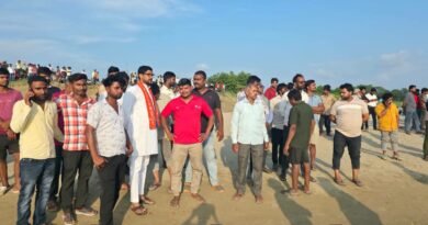 सिद्धार्थनगर: बाणगंगा नदी में डूबे तीन युवकों की तलाश जारी, अपना दल एस के नेता अनिल चौधरी ने पीड़ित परिजनों से मुलाकात कर बंधाया ढांढस