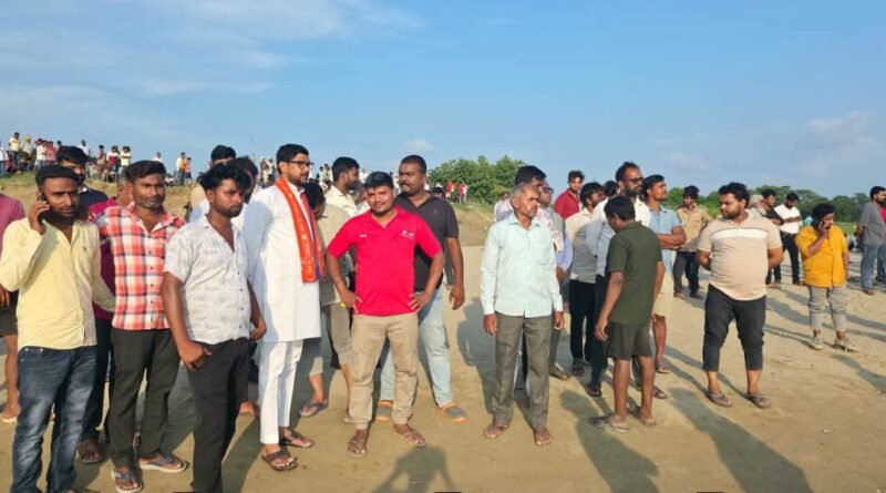 सिद्धार्थनगर: बाणगंगा नदी में डूबे तीन युवकों की तलाश जारी, अपना दल एस के नेता अनिल चौधरी ने पीड़ित परिजनों से मुलाकात कर बंधाया ढांढस