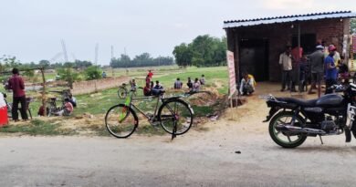 नियमों को ठेंगा: मॉडल शॉप की तरह चल रहा खजुरिया का देशी शराब ठेका, देबरुवा-ढेकहरी मार्ग पर राहगीर परेशान