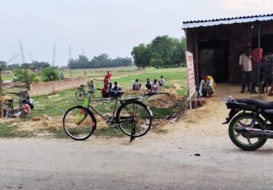 नियमों को ठेंगा: मॉडल शॉप की तरह चल रहा खजुरिया का देशी शराब ठेका, देबरुवा-ढेकहरी मार्ग पर राहगीर परेशान नियमों को ठेंगा: मॉडल शॉप की तरह चल रहा खजुरिया का देशी शराब ठेका, देबरुवा-ढेकहरी मार्ग पर राहगीर परेशान
