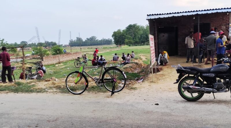 नियमों को ठेंगा: मॉडल शॉप की तरह चल रहा खजुरिया का देशी शराब ठेका, देबरुवा-ढेकहरी मार्ग पर राहगीर परेशान नियमों को ठेंगा: मॉडल शॉप की तरह चल रहा खजुरिया का देशी शराब ठेका, देबरुवा-ढेकहरी मार्ग पर राहगीर परेशान
