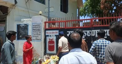 युग कृष्णा गैस एजेंसी के उपभोक्ता कड़ी धूप में लाइन लगाने को मजबूर, फिर भी नहीं मिल रहा सिलेंडर