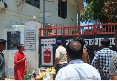 युग कृष्णा गैस एजेंसी के उपभोक्ता कड़ी धूप में लाइन लगाने को मजबूर, फिर भी नहीं मिल रहा सिलेंडर युग कृष्णा गैस एजेंसी के उपभोक्ता कड़ी धूप में लाइन लगाने को मजबूर, फिर भी नहीं मिल रहा सिलेंडर