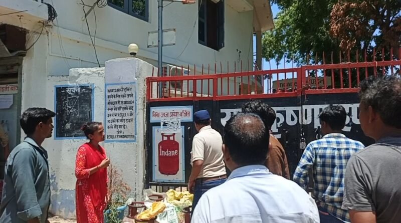 युग कृष्णा गैस एजेंसी के उपभोक्ता कड़ी धूप में लाइन लगाने को मजबूर, फिर भी नहीं मिल रहा सिलेंडर युग कृष्णा गैस एजेंसी के उपभोक्ता कड़ी धूप में लाइन लगाने को मजबूर, फिर भी नहीं मिल रहा सिलेंडर