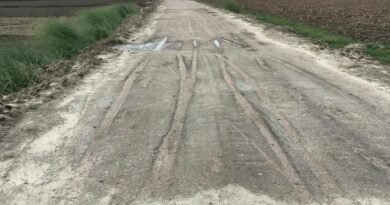 **करोड़ों की सड़क, चंद दिनों का साथ: भारतभारी में ₹2.32 करोड़ की सीसी सड़क की उखड़ी गिट्टियां, जांच के आदेश** **करोड़ों की सड़क, चंद दिनों का साथ: भारतभारी में ₹2.32 करोड़ की सीसी सड़क की उखड़ी गिट्टियां, जांच के आदेश**