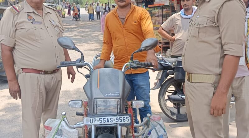 उसका बाजार में सघन वाहन चेकिंग अभियान: नियमों का उल्लंघन करने वालों को पुलिस की सख्त हिदायत उसका बाजार में सघन वाहन चेकिंग अभियान: नियमों का उल्लंघन करने वालों को पुलिस की सख्त हिदायत