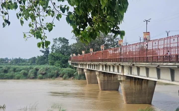 नेपाल में भारी बारिश से उफनाई राप्ती नदी: सिद्धार्थनगर के डुमरियागंज में मंडराया बाढ़ का खतरा, प्रशासन अलर्ट नेपाल में भारी बारिश से उफनाई राप्ती नदी: सिद्धार्थनगर के डुमरियागंज में मंडराया बाढ़ का खतरा, प्रशासन अलर्ट