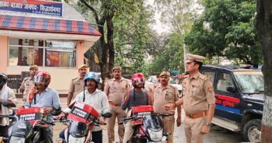 उसका पुलिस ने वाहन चालकों को किया हेलमेट वितरण