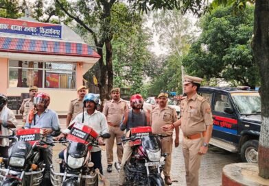 उसका पुलिस ने वाहन चालकों को किया हेलमेट वितरण उसका पुलिस ने वाहन चालकों को किया हेलमेट वितरण