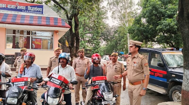 उसका पुलिस ने वाहन चालकों को किया हेलमेट वितरण उसका पुलिस ने वाहन चालकों को किया हेलमेट वितरण