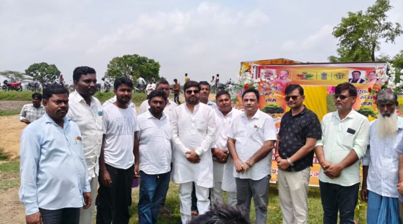 विकसित ग्राम पंचायत से विकसित भारत की ओर: मोहनकोला में ‘वृक्षारोपण महायज्ञ’ के तहत लगाए गए सैकड़ों पौधे विकसित ग्राम पंचायत से विकसित भारत की ओर: मोहनकोला में ‘वृक्षारोपण महायज्ञ’ के तहत लगाए गए सैकड़ों पौधे
