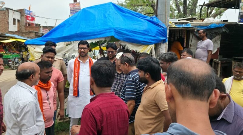 ठेकेदार के लिखित आश्वासन के बाद धरना स्थगित, अपना दल (एस) नेता अनिल चौधरी बोले- “जनता की समस्याओं से समझौता नहीं”