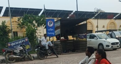 **बढ़नी रेलवे स्टेशन पर पार्किंग के नाम पर गब्बर सिंह टैक्स’ की वसूली, नियमों को ताक पर रख चल रहा अवैध खेल**