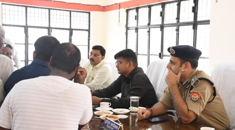 नौगढ़ तहसील समाधान दिवस में डीएम सख्त, भूमि विवादों के त्वरित निस्तारण के दिए निर्देश नौगढ़ तहसील समाधान दिवस में डीएम सख्त, भूमि विवादों के त्वरित निस्तारण के दिए निर्देश