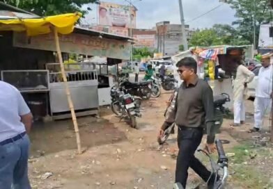 *सिद्धार्थनगर में भारी बारिश के बाद सड़कों पर उतरे DM शिवशरणप्पा GN; जलजमाव का निरीक्षण कर दिए तत्काल निकासी के निर्देश* *सिद्धार्थनगर में भारी बारिश के बाद सड़कों पर उतरे DM शिवशरणप्पा GN; जलजमाव का निरीक्षण कर दिए तत्काल निकासी के निर्देश*