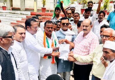 # **लोकतंत्र का गला घोंट रही सरकार: राहुल गांधी की तानाशाही हिरासत के खिलाफ सिद्धार्थनगर में कांग्रेस की दहाड़, राष्ट्रपति से लगाई न्याय की गुहार!**
