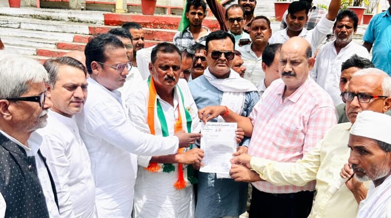 # **लोकतंत्र का गला घोंट रही सरकार: राहुल गांधी की तानाशाही हिरासत के खिलाफ सिद्धार्थनगर में कांग्रेस की दहाड़, राष्ट्रपति से लगाई न्याय की गुहार!**