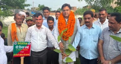 बढ़नी के पथरदेईया में विधायक विनय वर्मा ने लगाई ‘जन चौपाल’, ग्रामीणों की सुनीं समस्याएँ; हरिशंकरी पौधों का किया रोपण
