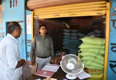 जिलाधिकारी ने यादव खाद भण्डार का किया औचक निरीक्षण: किसानों से फोन पर ली जानकारी, ओवर रेटिंग और टैगिंग पर दी सख्त चेतावनी