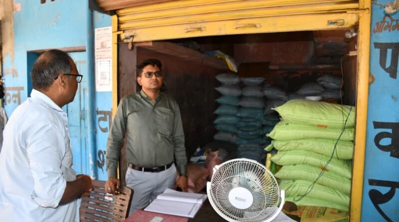 जिलाधिकारी ने यादव खाद भण्डार का किया औचक निरीक्षण: किसानों से फोन पर ली जानकारी, ओवर रेटिंग और टैगिंग पर दी सख्त चेतावनी