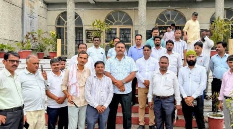 सिद्धार्थनगर में निजी स्कूल संचालकों का हल्लाबोल: मुख्यमंत्री को भेजा 11 सूत्री ज्ञापन, कैशलेस इलाज और स्थायी मान्यता की उठाई मांग